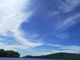 uma ilha tropical com bela paisagem foto