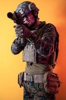 soldado em ação visando a ótica de visão a laser fundo amarelo foto
