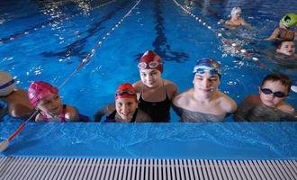 .crianças em série na piscina foto