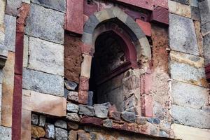 arquitetura mughal dentro dos jardins de lodhi, delhi, índia, bela arquitetura dentro da mesquita de três cúpulas no jardim de lodhi é considerada a mesquita de sexta-feira para a oração de sexta-feira, túmulo do jardim de lodhi foto