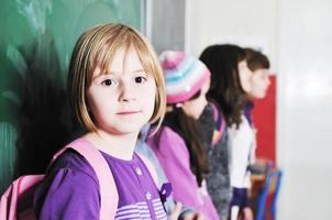 grupo de crianças felizes na escola foto