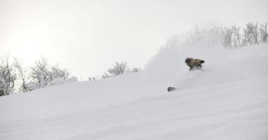 esquiadores na montanha foto