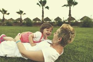 mãe e filha brincando no quintal foto