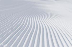 faixas nas pistas de esqui no lindo dia ensolarado de inverno foto