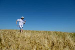 jovem no campo de trigo no verão foto