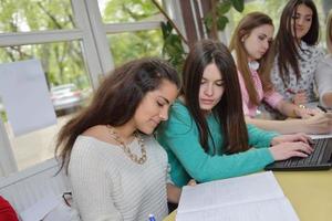 grupo de adolescentes na escola foto