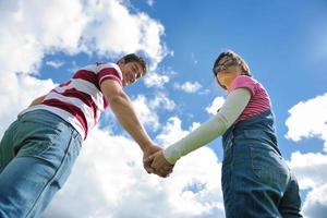 casal jovem romântico apaixonado juntos ao ar livre foto