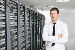 jovem engenheiro de TI na sala do servidor do datacenter foto