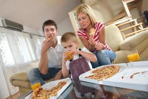 família comendo pizza foto