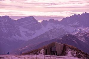 vista para as montanhas de inverno foto