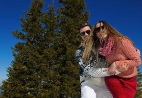 jovem casal de férias de inverno foto