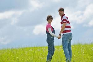 retrato de casal jovem romântico sorrindo juntos ao ar livre foto