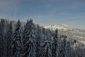 paisagem de montanha do inverno foto