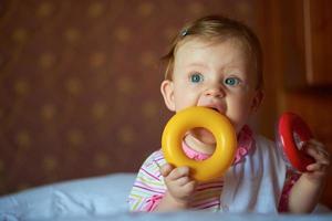 bebê brincando com brinquedos em casa foto