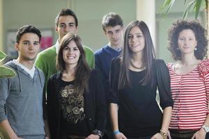 retrato de grupo de estudantes foto