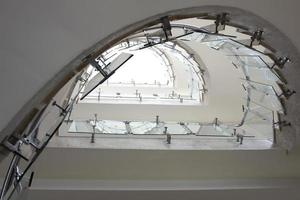 vista superior escada de vidro moderna foto