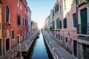 canal na cidade de veneza na itália foto