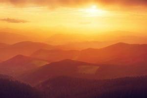 silhuetas de montanha ao pôr do sol foto