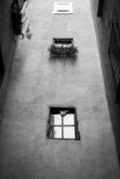 tiro preto e branco de uma casa esparsa em barcelona