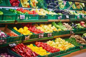vista de legumes de supermercado foto