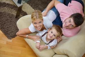 família em casa foto