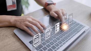 conceito de gerenciamento de documentos usando símbolos em uma tela virtual, erp foto