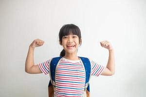 crianças asiáticas felizes mostrando suas mãos fortes foto