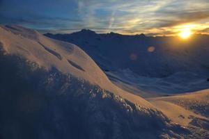 montanha neve pôr do sol foto