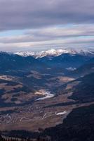 vista para as montanhas de inverno foto