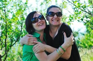 mulher grávida ao ar livre com amigo foto