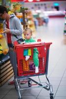 mãe com bebê em compras foto