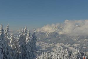 paisagem de montanha do inverno foto