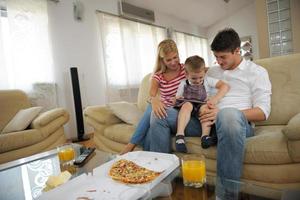 família comendo pizza foto