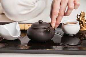 cerimônia do chá chinês é realizada pelo mestre foto