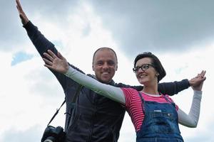 casal jovem romântico apaixonado juntos ao ar livre foto