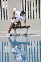 exercitando na piscina foto