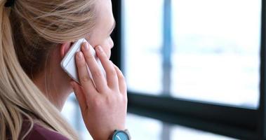 close-up de mulher de negócios usando telefone celular no interior do escritório foto