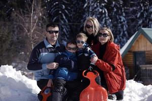 retrato de família em lindo dia de inverno foto