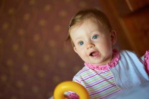 bebê brincando com brinquedos em casa foto