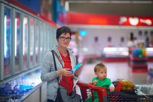 mãe com bebê em compras foto