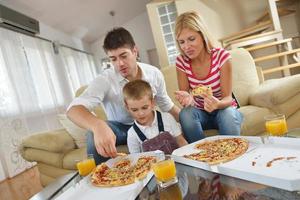 família comendo pizza foto