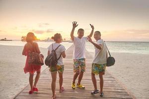 grupo de amigos na bela praia foto