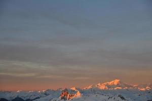 montanha neve pôr do sol foto