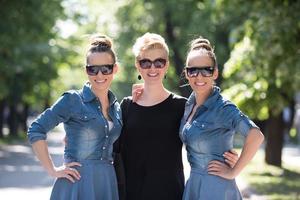 retrato de três bela jovem com óculos de sol foto