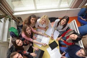 grupo de adolescentes na escola foto