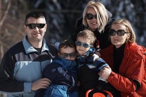 retrato de família em lindo dia de inverno foto