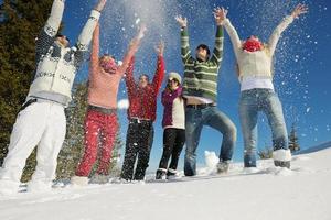 diversão de inverno com grupo de jovens foto