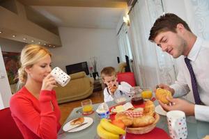 família toma café da manhã saudável em casa foto