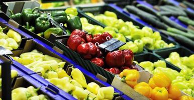 frutas e legumes frescos no super mercado foto