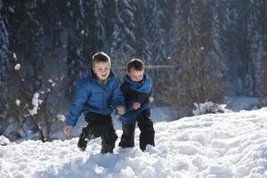 crianças brincando com neve fresca foto